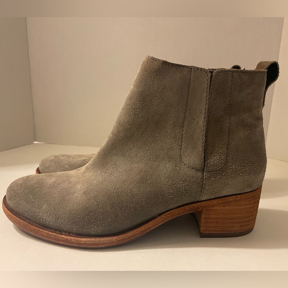 Kork-Ease Mindo Grey Suede Leather Pull On Ankle Booties NWOT- 7M